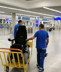 Rollstuhl auf dem Weg ins Flugzeug