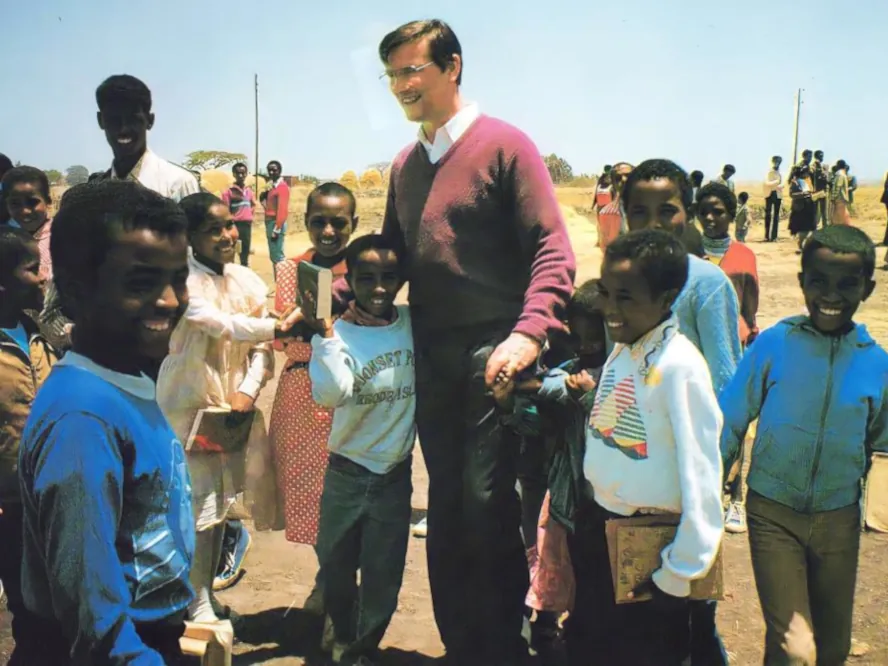 Paul Kowoll with children, Akaki 1990