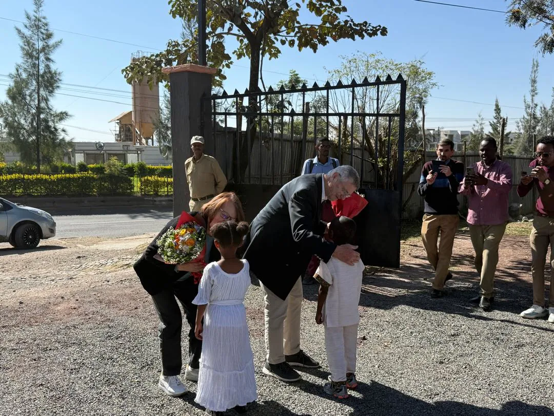 Paul und Edith Kowoll begrüßen die Kinder von Akaki