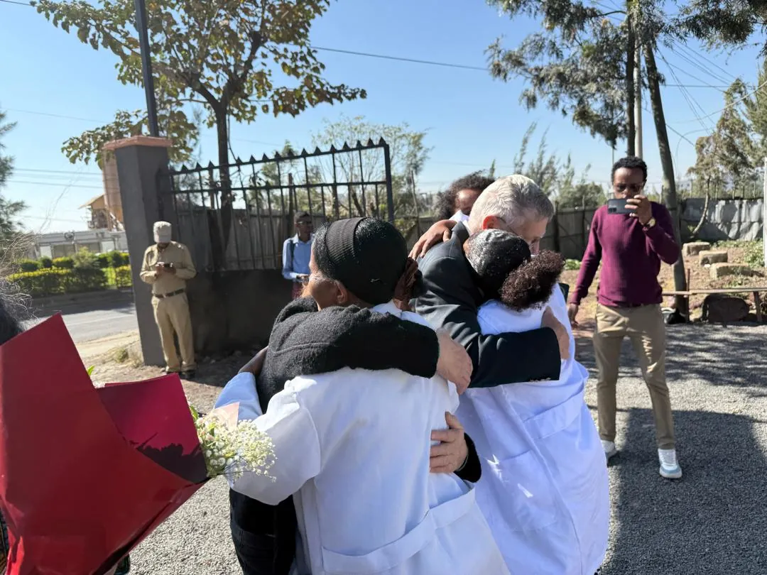 Paul und Edith Kowoll begrüßen ehemalige Waisenkinder in Akaki